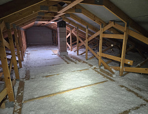 Zateplení stropu novostavby bungalovu pomocí foukané izolace